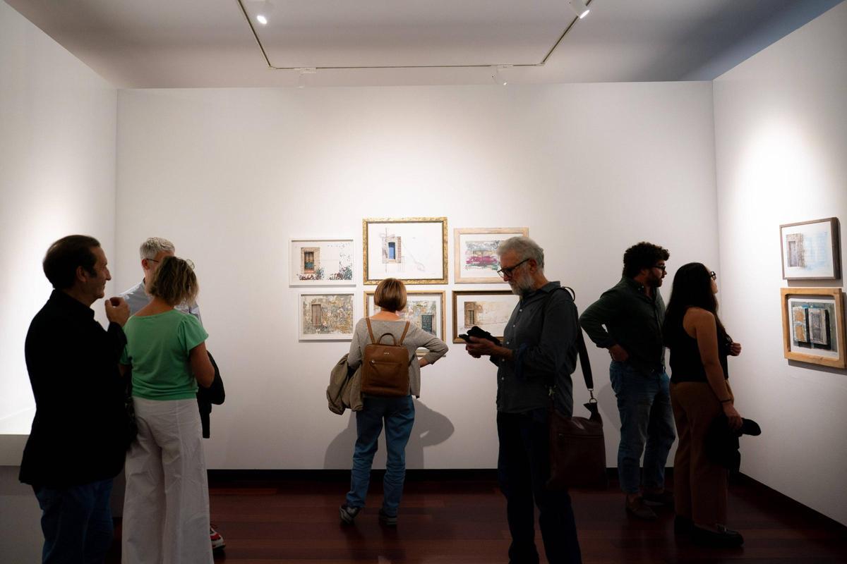 Público asistente a la inauguración de de la exposición de la artista Eva Tarrío, &quot;Nas marxes do diario&quot;, en Afundación Vigo