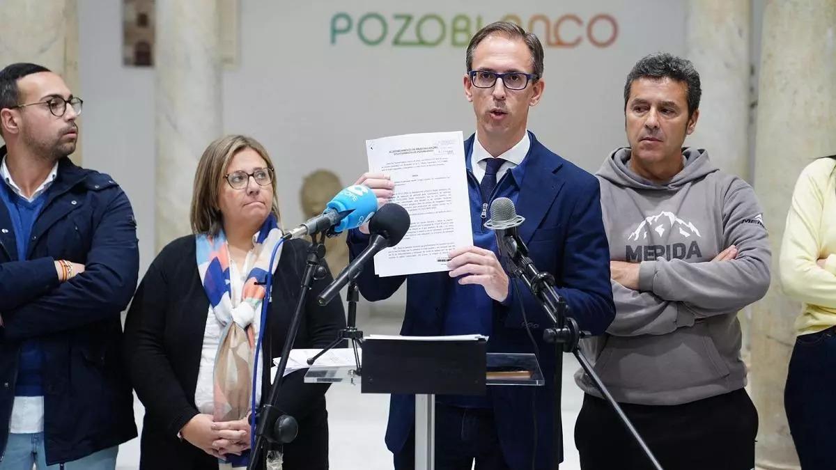 El alcalde de Pozoblanco, con el equipo de gobierno el día que anunció los cambios en el departamento de Personal.