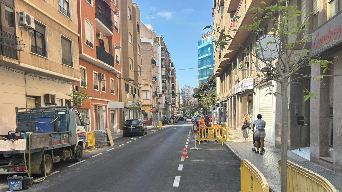 La calle Maestro Serrano cuenta con nuevo asfaltado y con una veintena de nuevos árboles en Elche