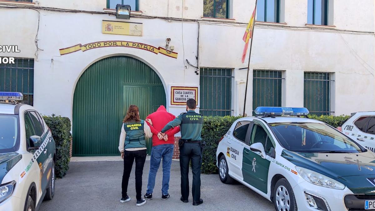 Dos agentes conducen al detenido al cuartel de Canals.