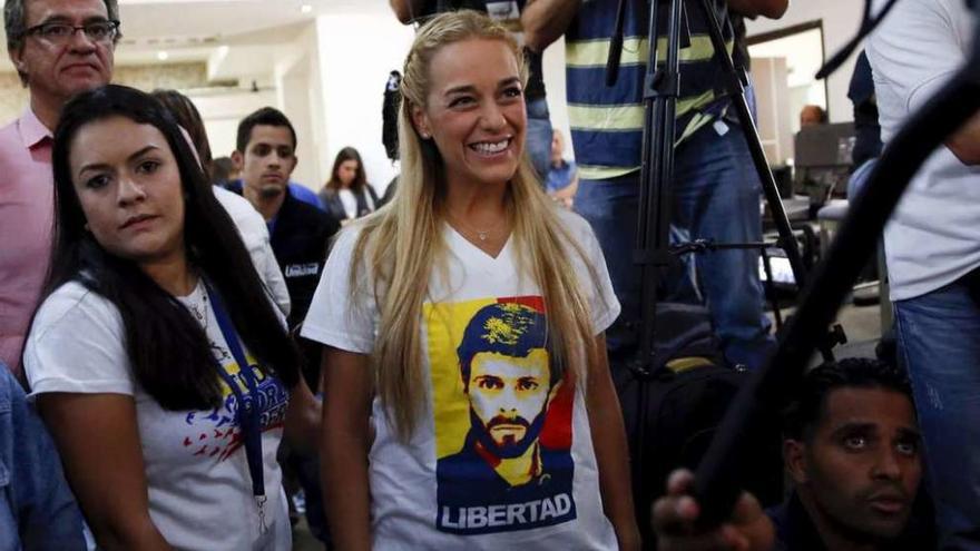 Tintori (en el centro), con una camiseta con la efigie de su marido, encarcelado // Reuters