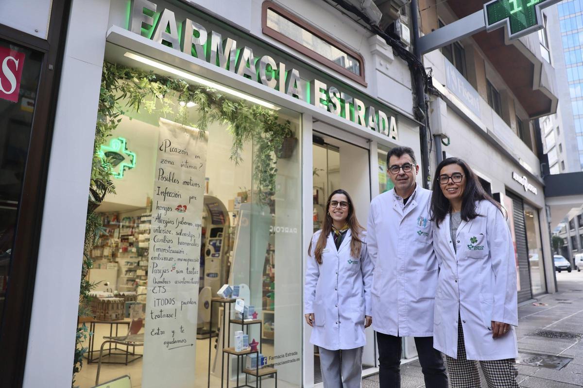 Belén del Campo, con dos de los miembros de su equipo, Pablo Suárez y Clara Sevillano, ante la farmacia de la calle Palacio Valdés