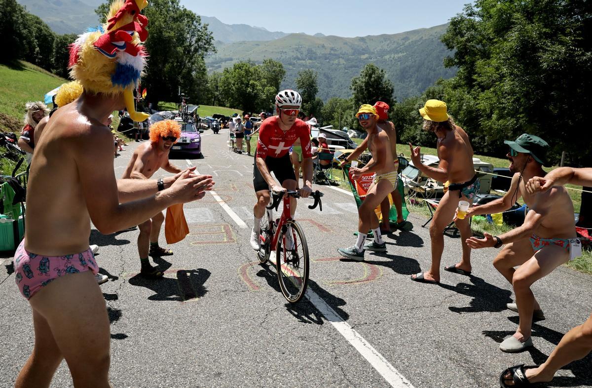 Peyragudes (France), 18/07/2025.- Swiss rider Mauro Schmid of Team Jayco AlUla in action during the 13th stage of the Tour de France, an Individual Time Trial (ITT) over 10.9km from Loudenvielle to Peyragudes, France, 18 July 2025. (Ciclismo, Francia) EFE/EPA/CHRISTOPHE PETIT TESSON