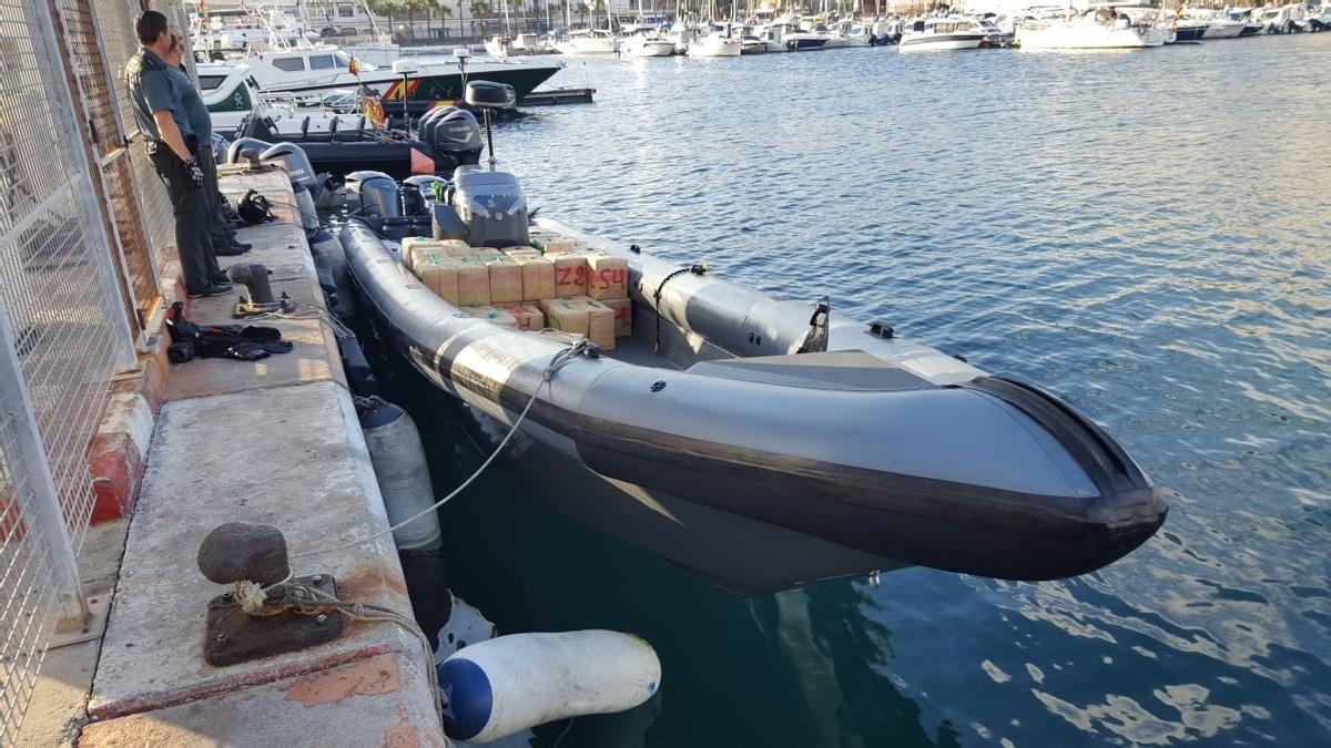 Una narcolancha con 1,6 tonelada de hachís intervenida en las costas de Cádiz.