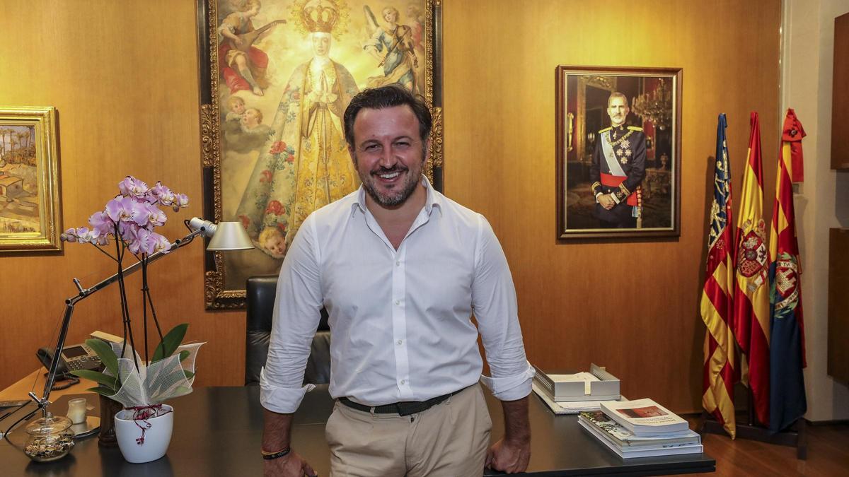 Pablo Ruz en el despacho de Alcaldía con el cuadro del rey Felipe VI detrás