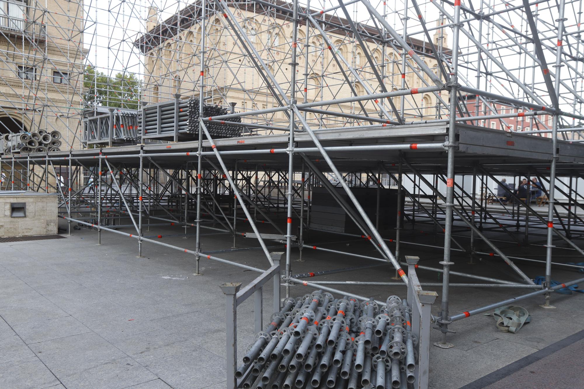 Trabajos de montaje de los escenarios de Fiestas del Pilar en la plaza del Pilar