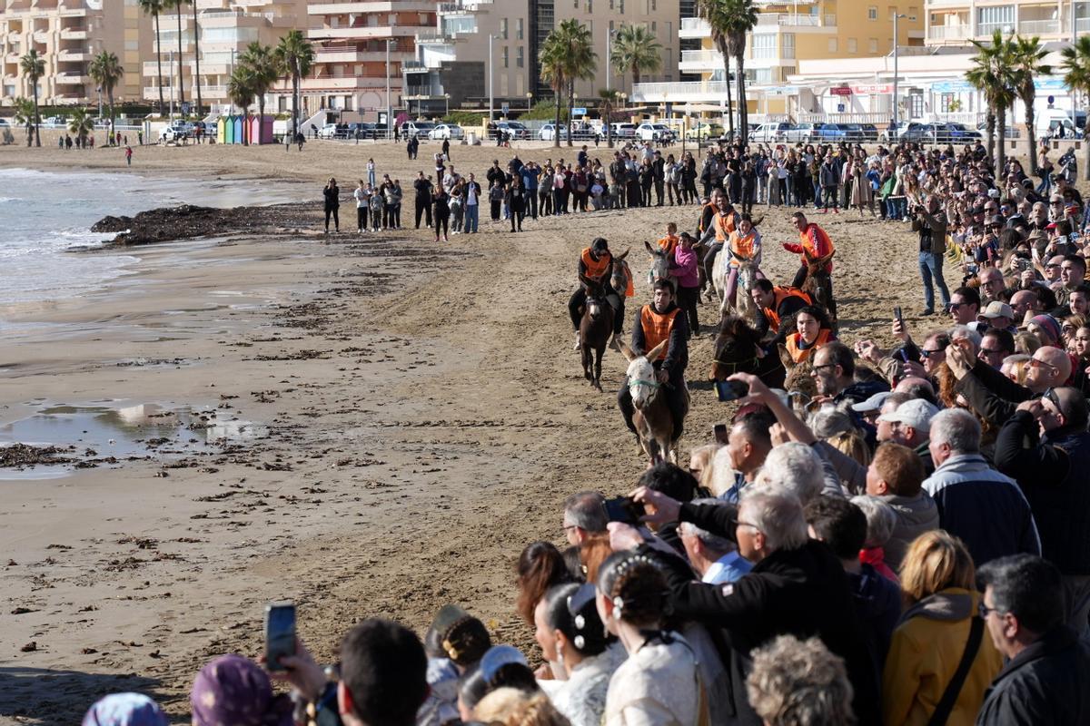 Las imágenes de la carrera de caballos en la playa de Orpesa