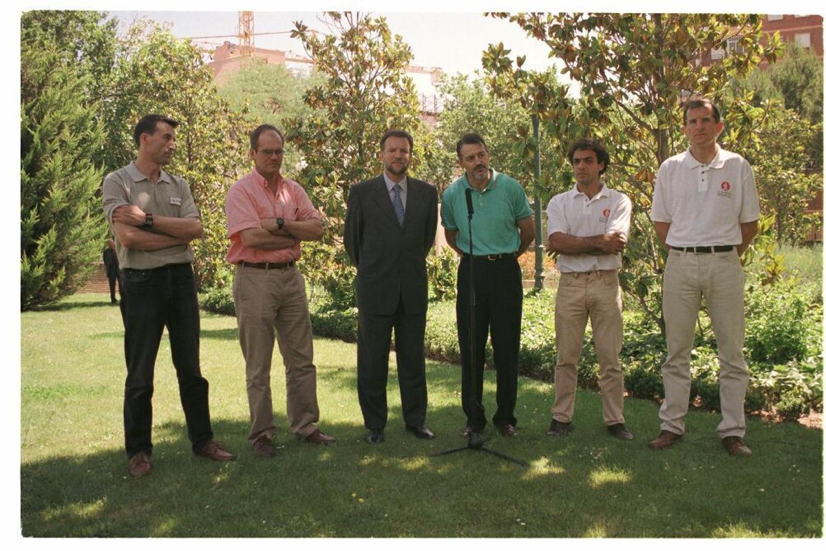 29/05/2001ZARAGOZAENTREGA DE LA BANDERA DE ARAGON POR EL PRESIDENTE MARCELINO IGLESIAS A LOS CUATRO MONTAÑEROS ARAGONESES QUE IRAN A LA EXPEDICION DEL K-2. PEPE GARCES, JAVIER BARRA, JOSE CARLOS PAUNER, JAVIER PEREZ Y FRANCO PELAYO, PRESIDENTE DE MONTAÑEROS DE ARAGON.MONTAÑISMO. EXPEDICIONES.VIRGINIA ARIZADESCONOCIDO. MONTAÑISMO. EXPEDICIONES