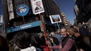 Manifestación frente de la sede el PP para pedir la dimisión del líder del PP, Pablo Casado, y del secretario general del PP, Teodoro García Egea, y mostrar el apoyo a la presidenta de la Comunidad de Madrid, Isabel Díaz Ayuso.