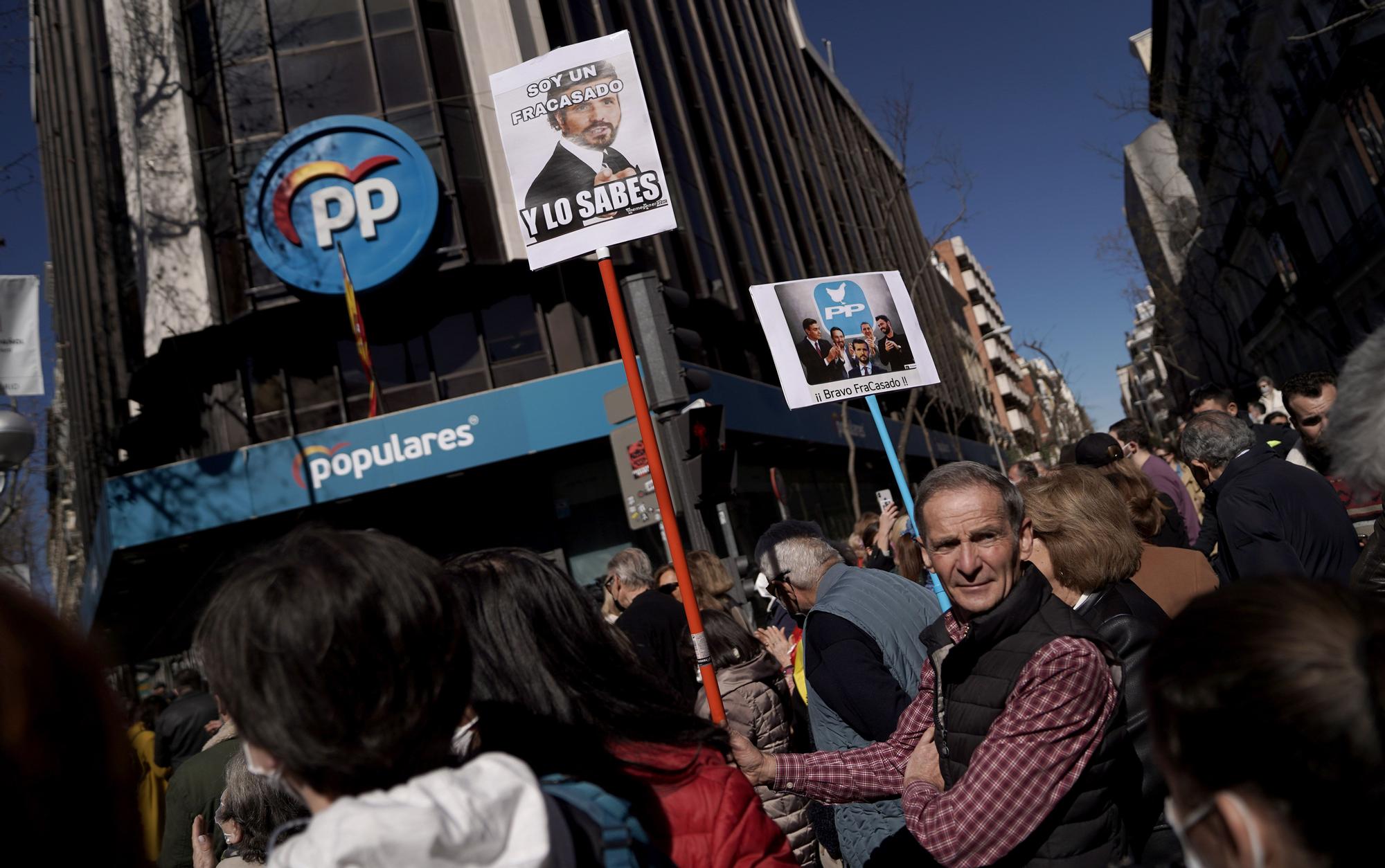 Manifestación frente de la sede el PP para pedir la dimisión del líder del PP, Pablo Casado, y del secretario general del PP, Teodoro García Egea, y mostrar el apoyo a la presidenta de la Comunidad de Madrid, Isabel Díaz Ayuso.