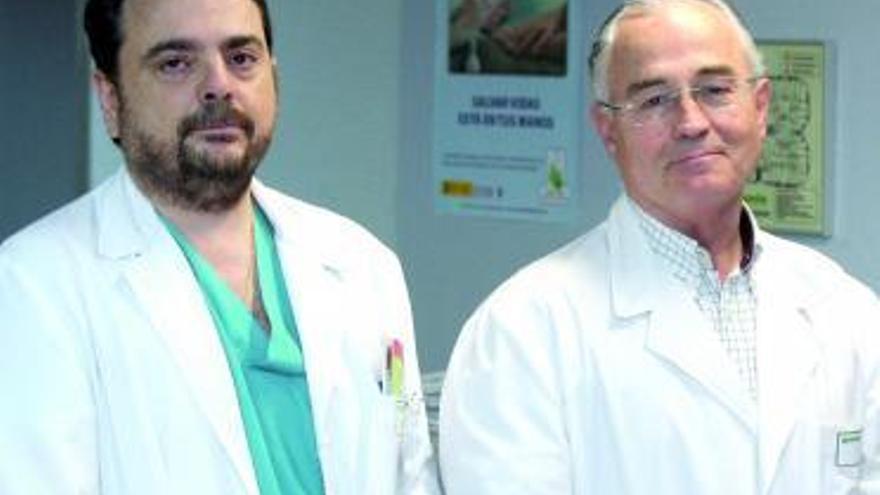 Los doctores Jorge Sobrino y Arturo de la Cámara, en la Unidad del Dolor del Hospital Povisa. // Jesús de Arcos