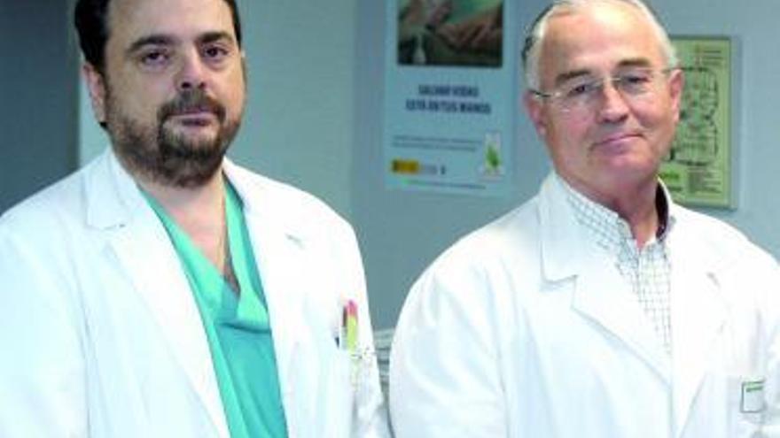 Los doctores Jorge Sobrino y Arturo de la Cámara, en la Unidad  del Dolor del Hospital Povisa. // Jesús de Arcos