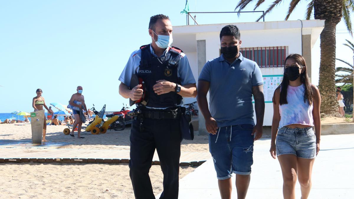 Jaume López, mosso d’esquadra en Sant Feliu de Guíxols, conversa con Bryan Gabino al que salvó la vida recientemente de morir ahogado