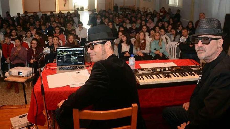 Bernardo Vázquez (izq.) y Rafael Rubio, ayer en la escuela taller de Barro. // Rafa Vázquez