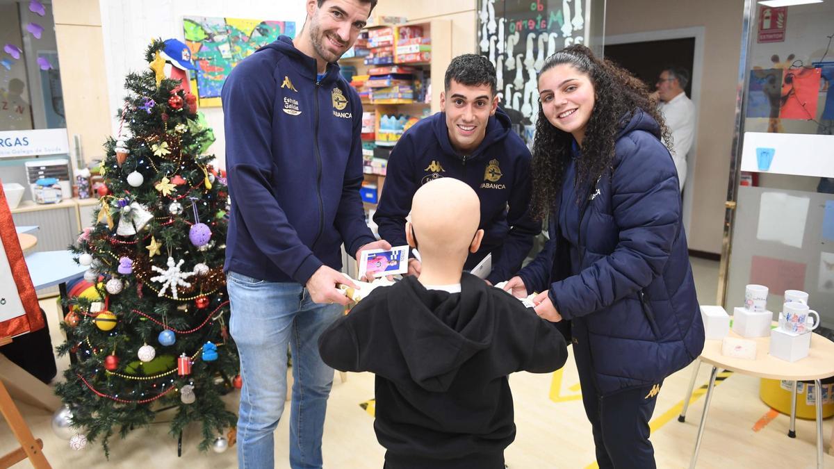 Jugadores del Deportivo entregan regalos a los niños hospitalizados en el Materno Infantil