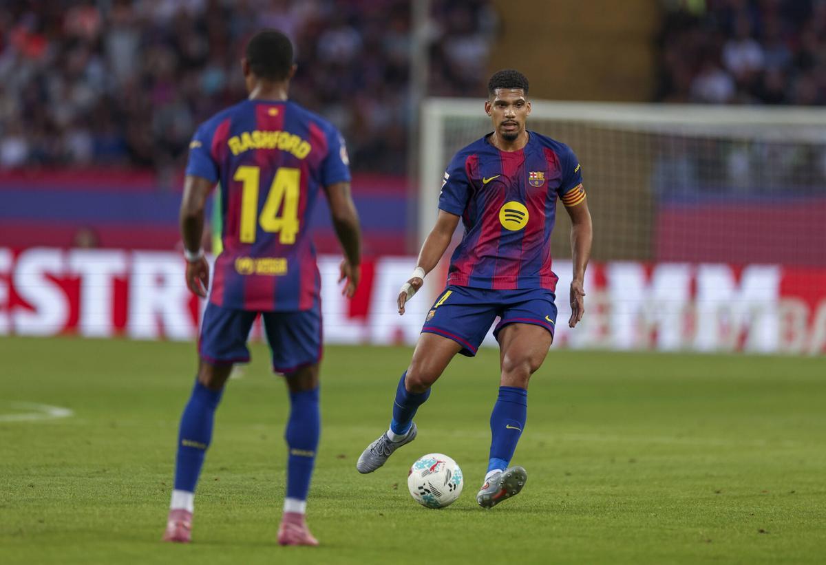 Araujo y Rashford, en el once de Flick