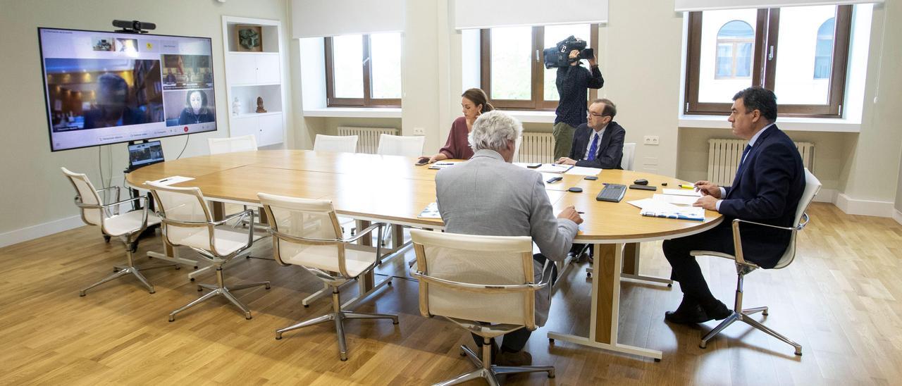 Román Rodríguez, a la derecha, y cargos de la consellería durante la reunión con el Ministerio de Educación y comunidades.