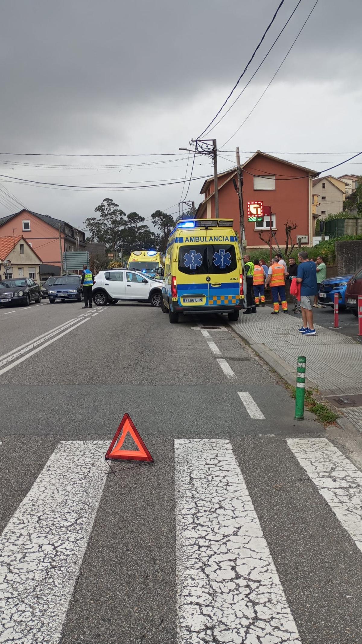 Uno de los vehículos accidentados en la PO-551 en Domaio.