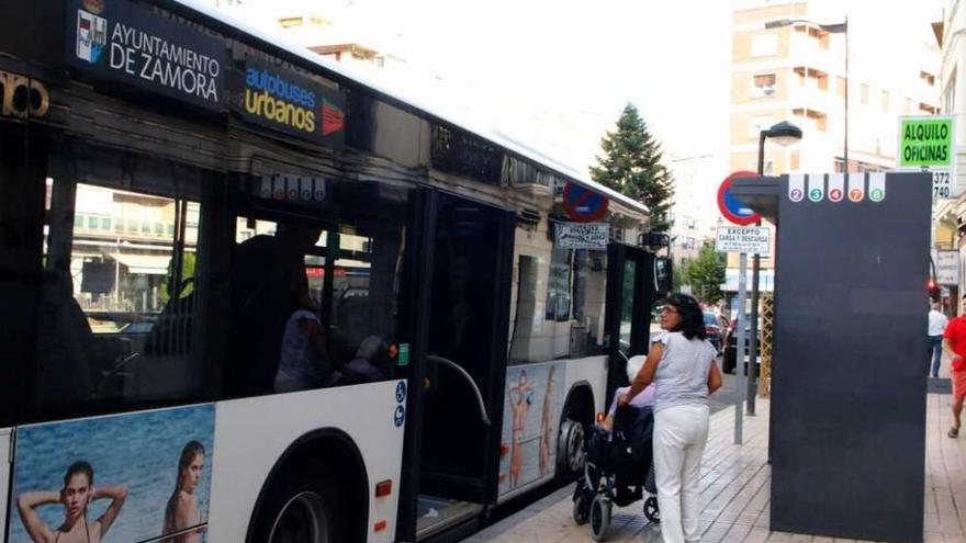 Autobús urbano en la parada frente a los cines Barrueco.