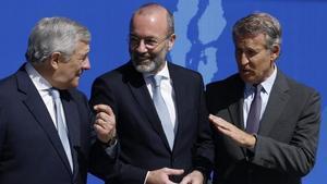 Feijóo endureix l’atac contra Sánchez davant la dreta europea