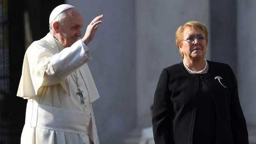 El Papa Francisco, con Michelle Bachelet.