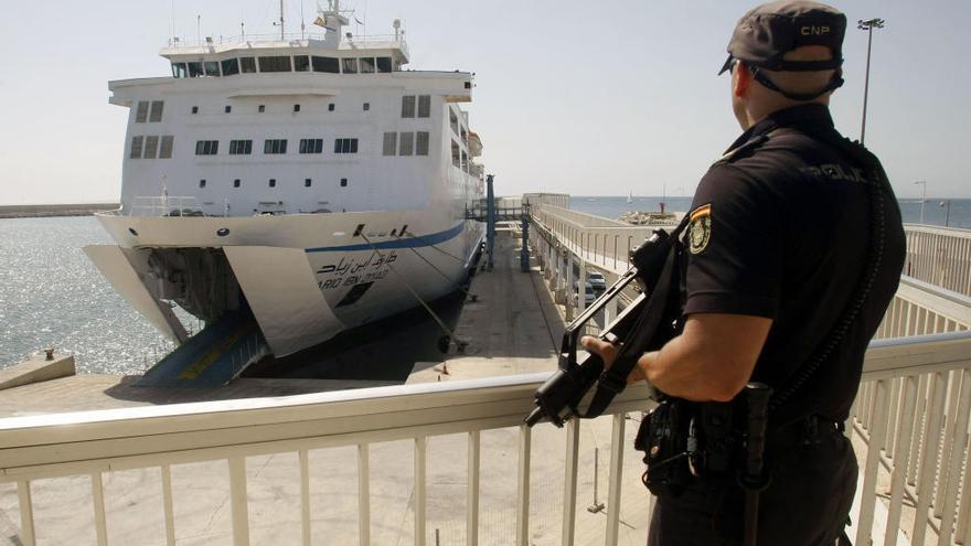 Un agente de Policía, que forma parte del dispositivo de seguridad del operativo &quot;Paso del Estrecho&quot;, vigila la zona de embarque y desembarque del ferry de Orán en el puerto de Alicante.