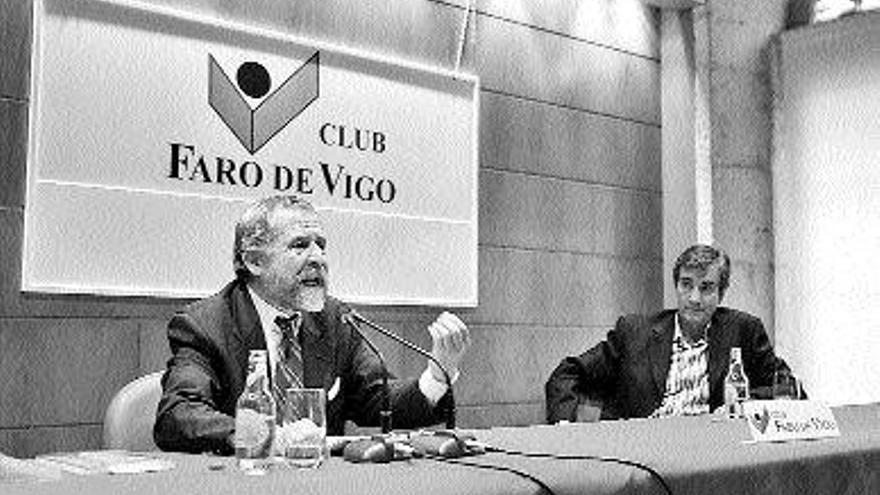 Francisco Mora, a la izquierda, fue presentado por Juan Gómez, jefe de Neurología del Hospital Xeral. / josé lores