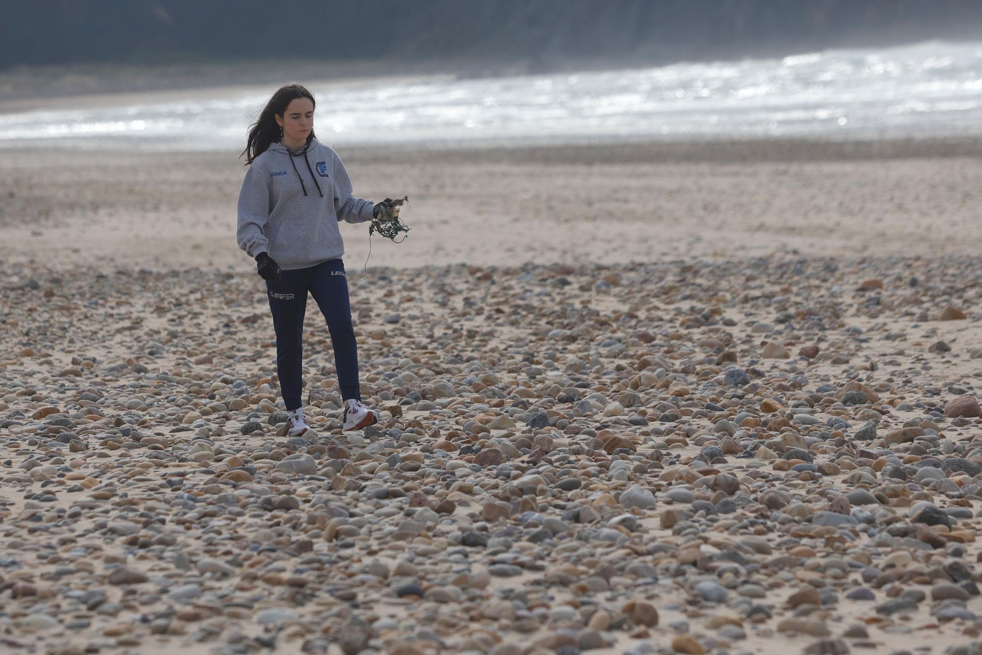 EN IMÁGENES: alumnos del colegio San Fernando limpian la playa de Xagó