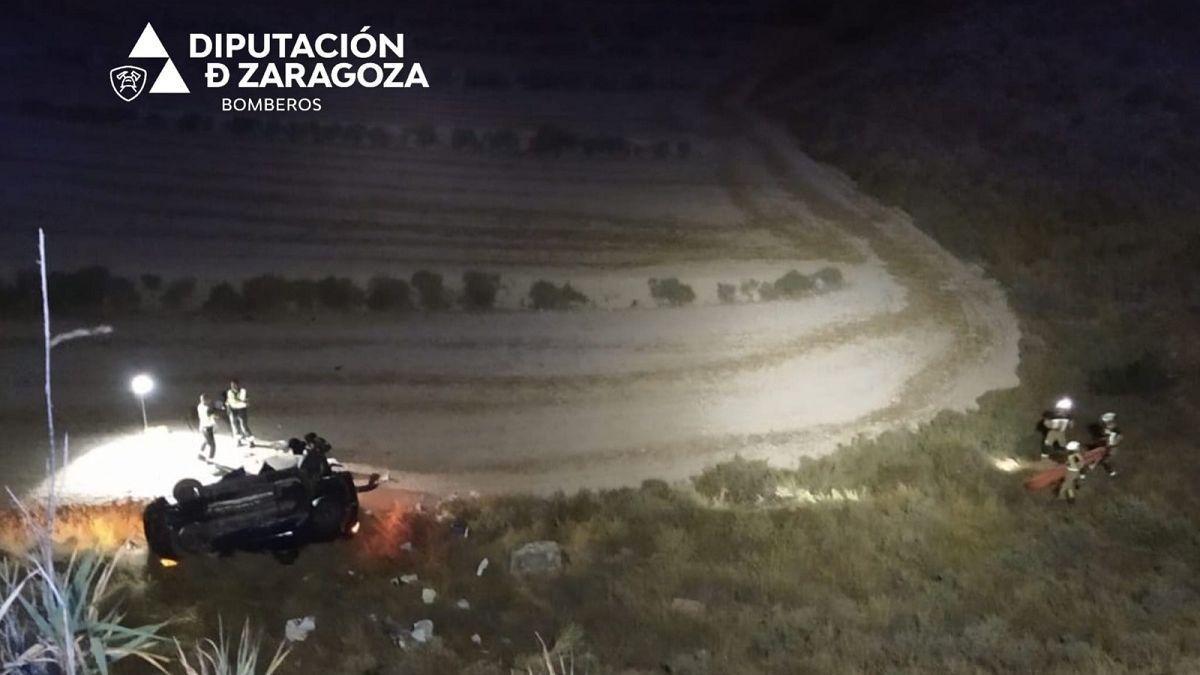 El coche en el que viajaba la familia del menor fallecido quedó volcado tras caer por un barranco en el término municipal de Belchite (Zaragoza).