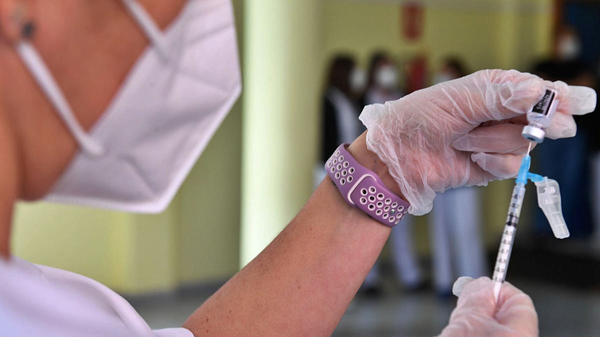 Una enfermera prepara la vacuna en un Centro de Salud .
