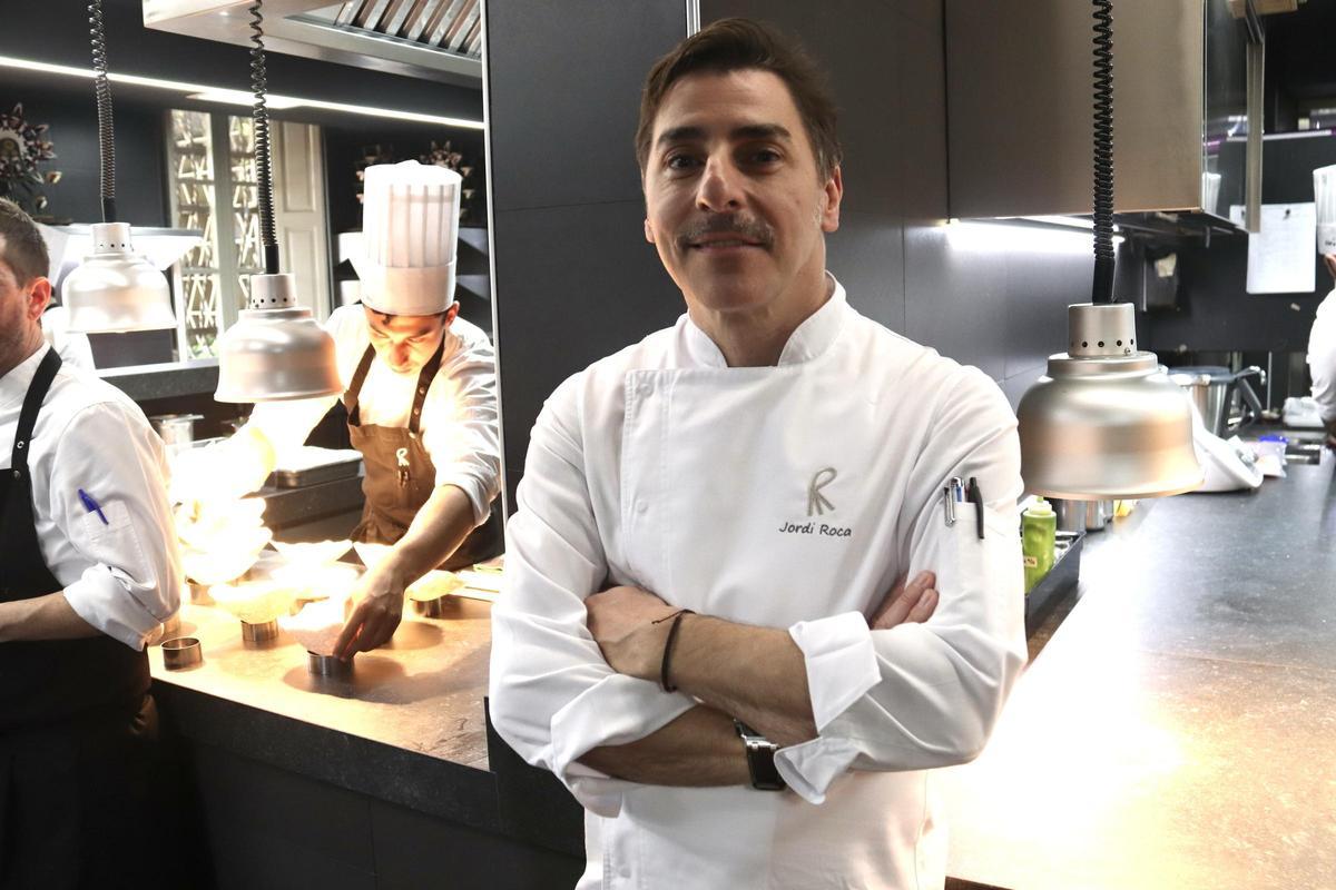 Jordi Roca davant de la cuina del Celler de Can Roca