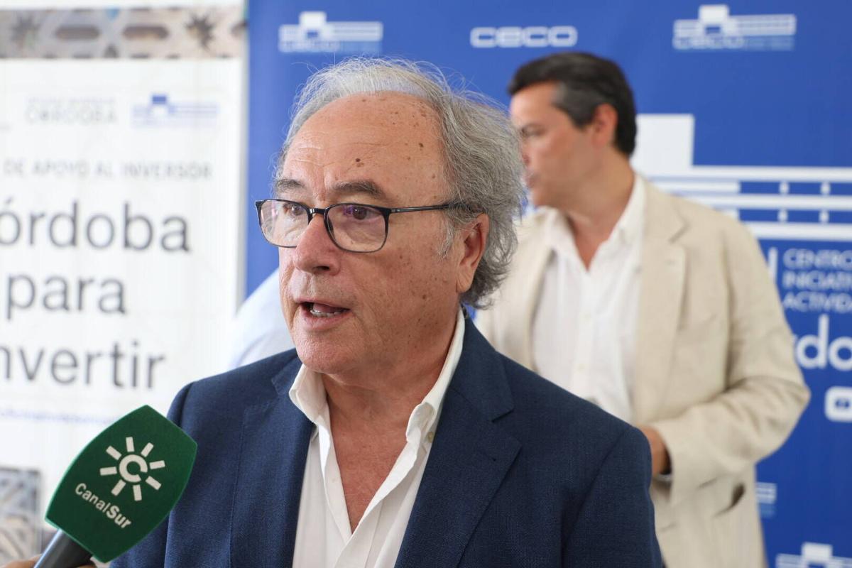 alcalde de Córdoba, José María Bellido, asiste a la mesa sectorial de polígonos industriales de la Confederación de Empresarios de Córdoba. En la sede de CECO