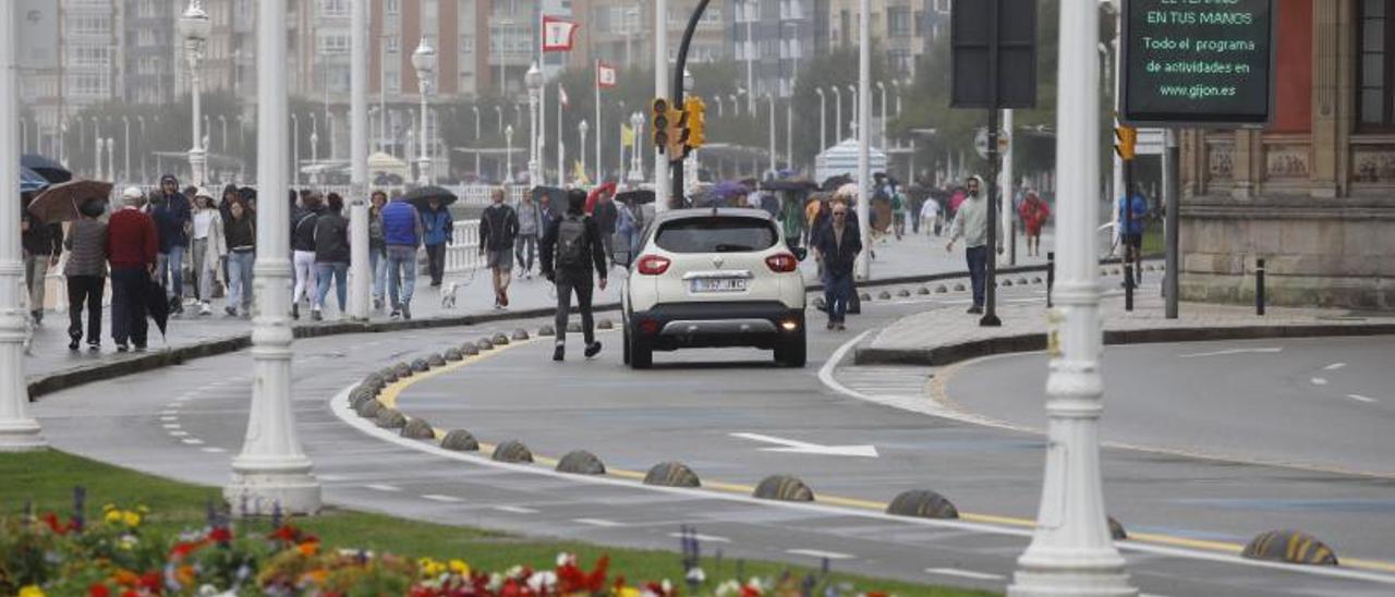 Un vehículo circulando ayer por el «cascayu», todavía cerrado al tráfico. | Ángel González