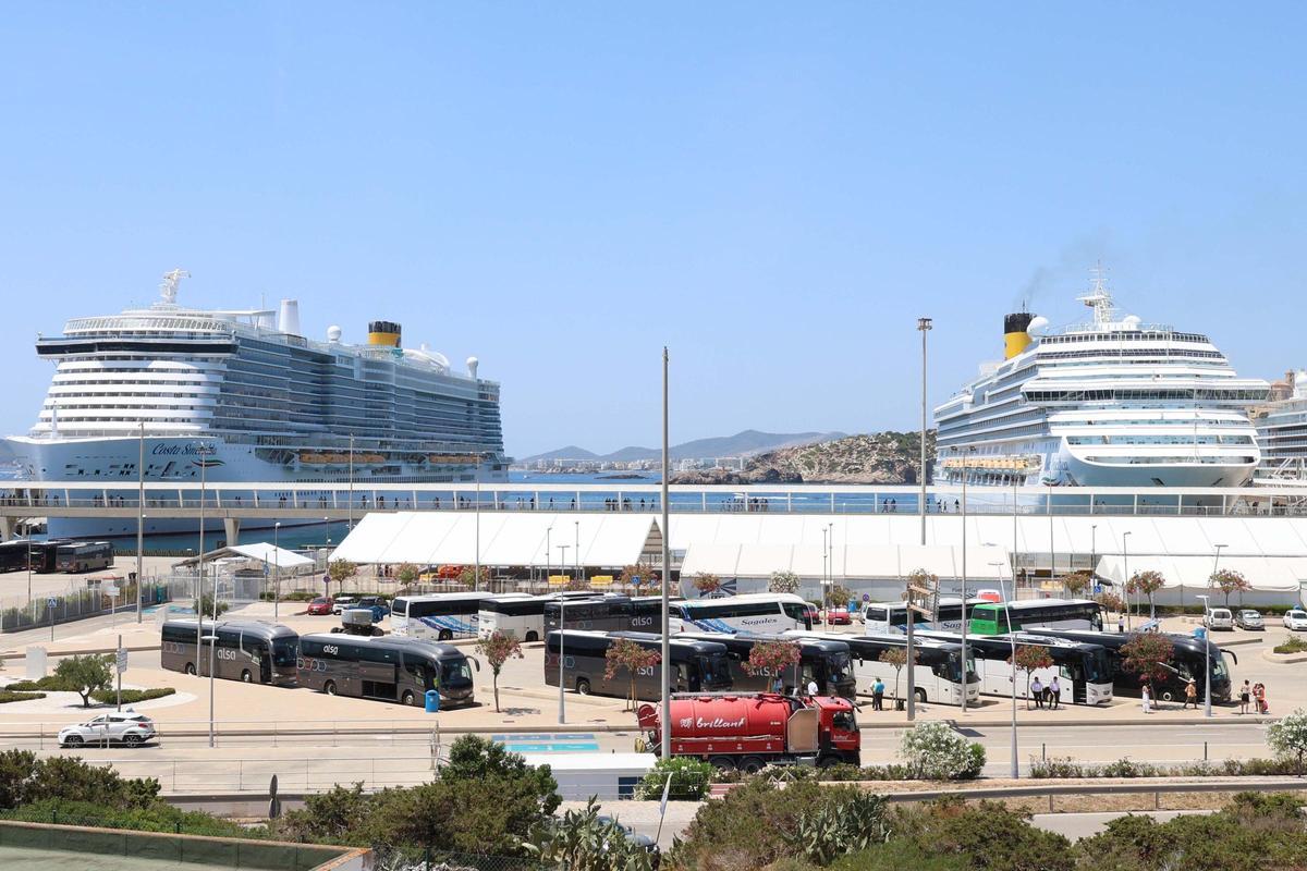 Tres cruceros coinciden en el puerto de Ibiza