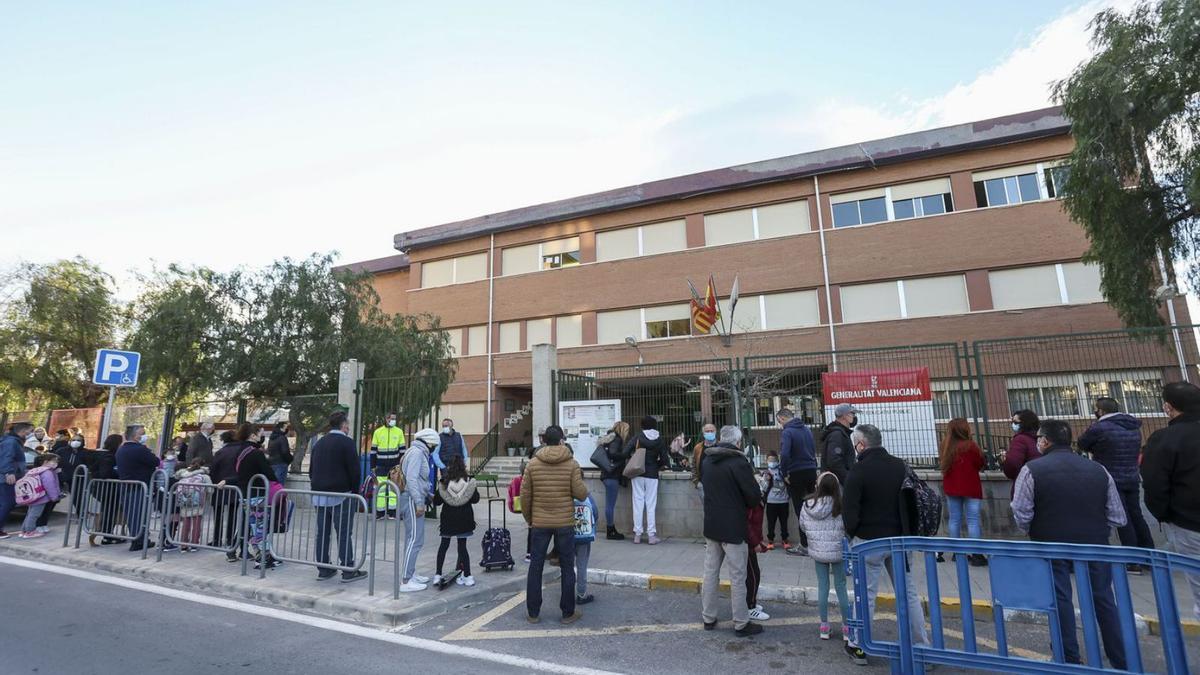 Faltan al menos 800 profesores por covid pero solo 145 tienen baja médica