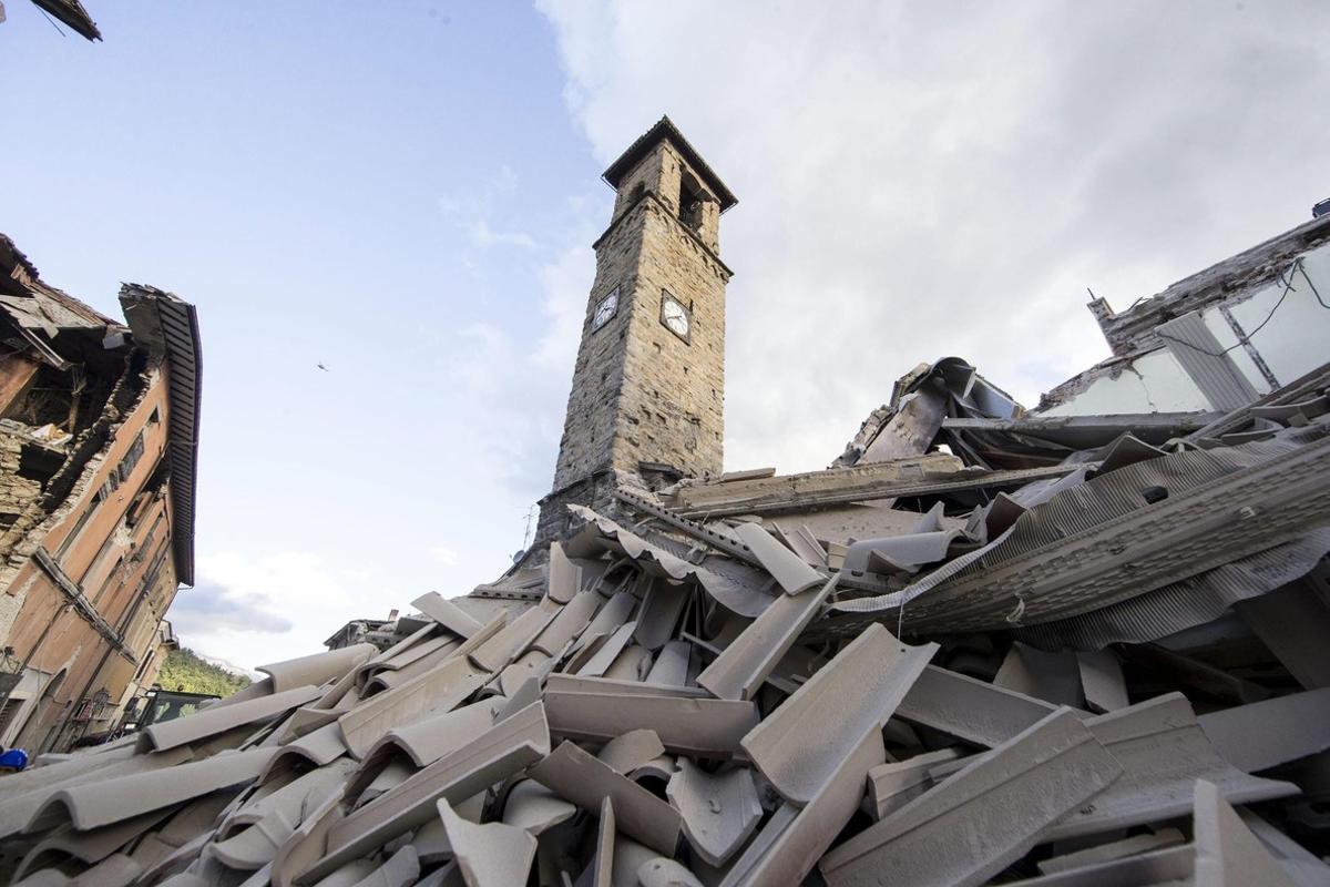 ITA11 AMATRICE (ITALIA) 24/08/2016.- Vista general de varias casas destruidas en Amatrice, en el centro de Italia, hoy, 24 de agosto de 2016. Al menos 19 personas han fallecido y hay decenas de heridos tras el terremoto de 6 grados en la escala Richter que ha sacudido el centro de Italia esta madrugada, según informó la televisión pública RAI. EFE/Massimo Percossi