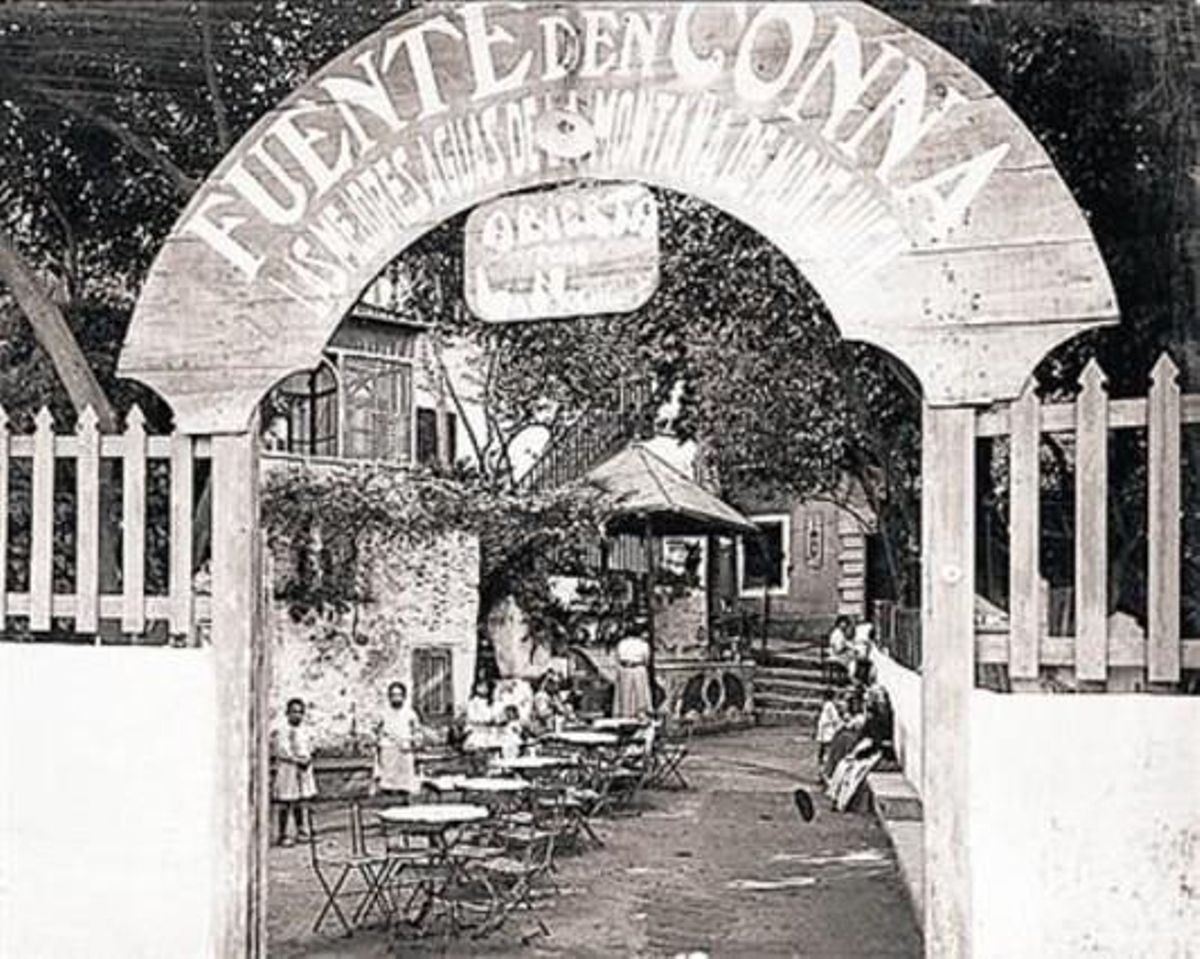 POSTALS3 A dalt, ’Pujant a Montjuïc’, datada entre el 1910 i el 1920. A contínua-ció, fotografia de la Font del Gat, amb el seu taulell de begudes, realitzada per Josep Maria de Sagarra el 1930.I al costat d’aquestes línies, entrada al berenador de la Font d’en Conna. POSTALS3 A dalt, ’Pujant a Montjuïc’, datada entre el 1910 i el 1920. A contínua-ció, fotografia de la Font del Gat, amb el seu taulell de begudes, realitzada per Josep Maria de Sagarra el 1930.I al costat d’aquestes línies, entrada al berenador de la Font d’en Conna.