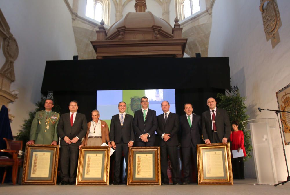 Las máximas distinciones recayeron en Francisco Contreras, más conocido como Super Paco, el tercio Alejandro Farnesio IV de la Legión, la Facultad de Ciencias Económicas de la UMA y la Vuelta Ciclista