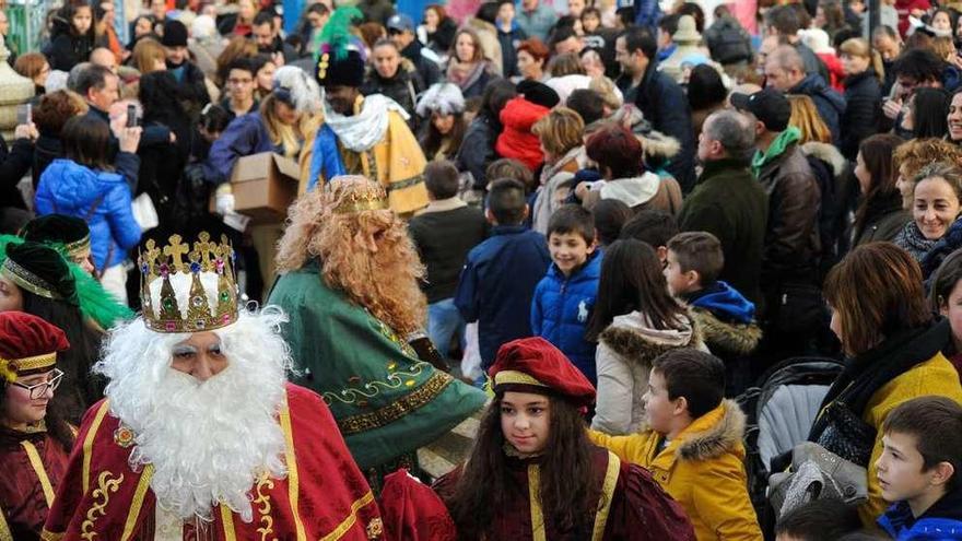 Los Reyes llegaron por mar al puerto de Vilanova y fueron recibidos en el ayuntamiento previo paso por el pabellón de deportes. // Iñaki Abella