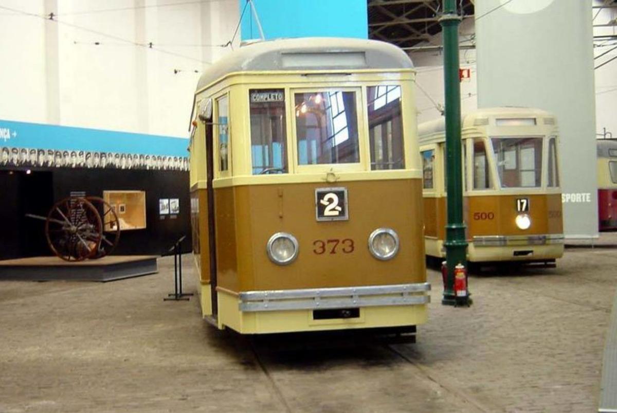 Na imaxe grande: . perspectiva dunha sala do museo. De arriba abaixo: tres dos carros que se mostran na exposición.  |  FOTOS: ARCHIVO