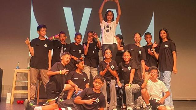 Arriba, los alumnos que interpretaron la obra; abajo, un instante de la misma