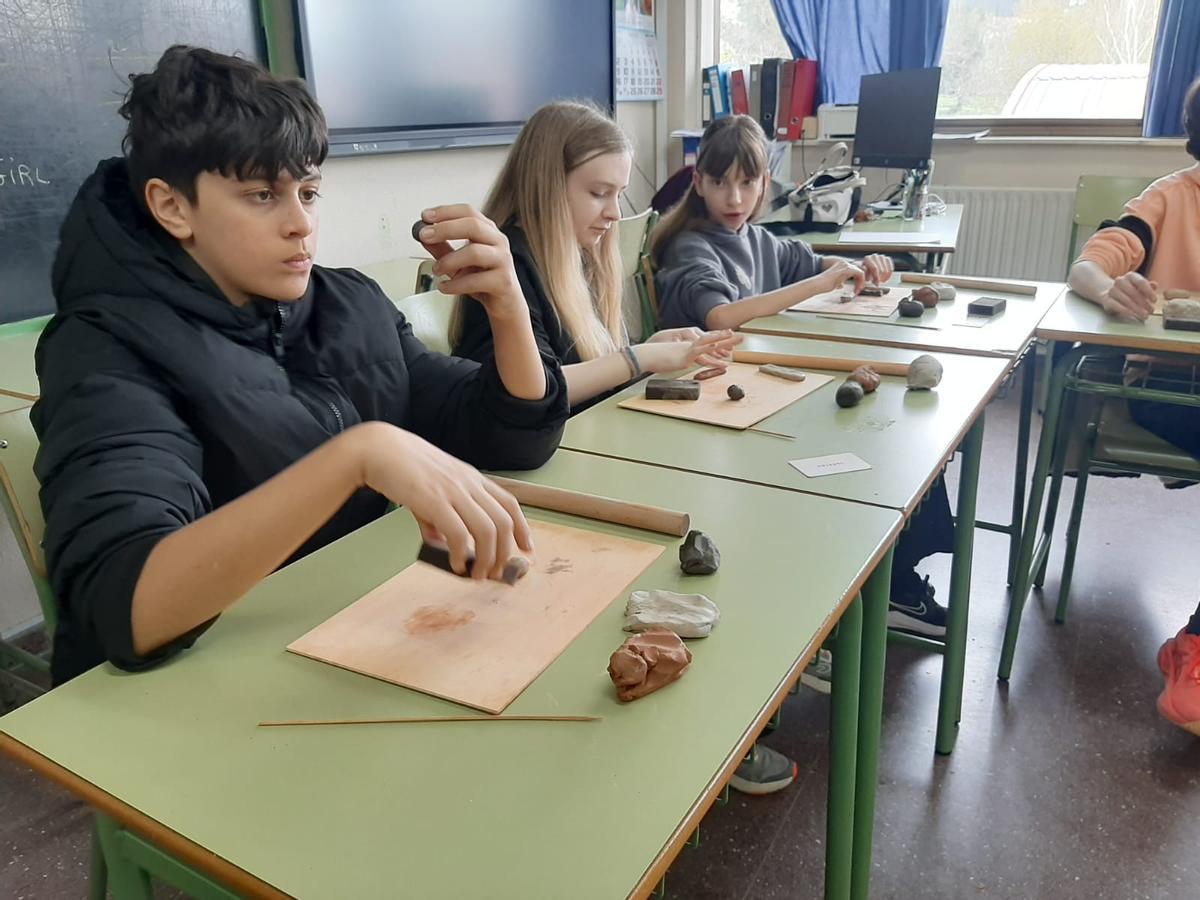Chavales en el aula de cerámica