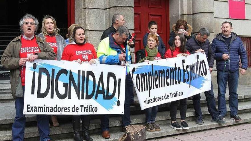 El grupo de manifestantes, ayer, ante la Subdelegación. // Iñaki Osorio