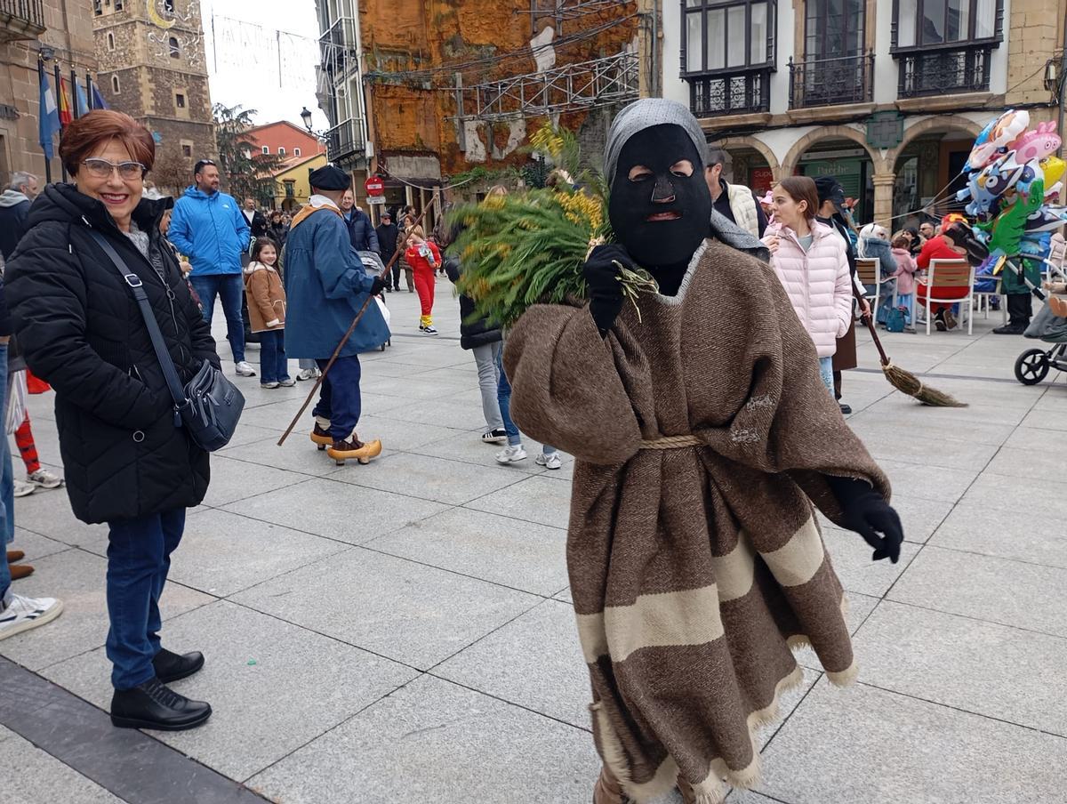 En imágenes: el Antroxu tradicional de Avilés, de pasacalles y comedia