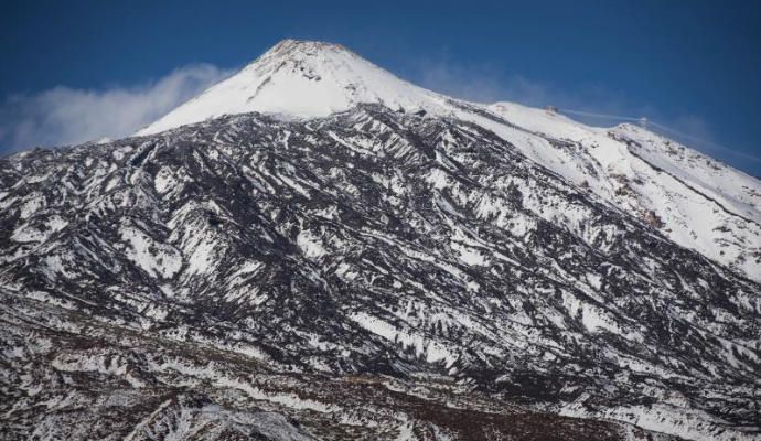 La nieve viste de blanco el Teide.