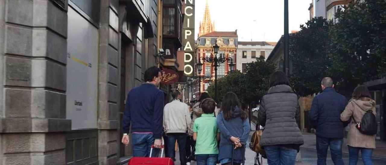 Turistas con maletas por las calles de Oviedo.