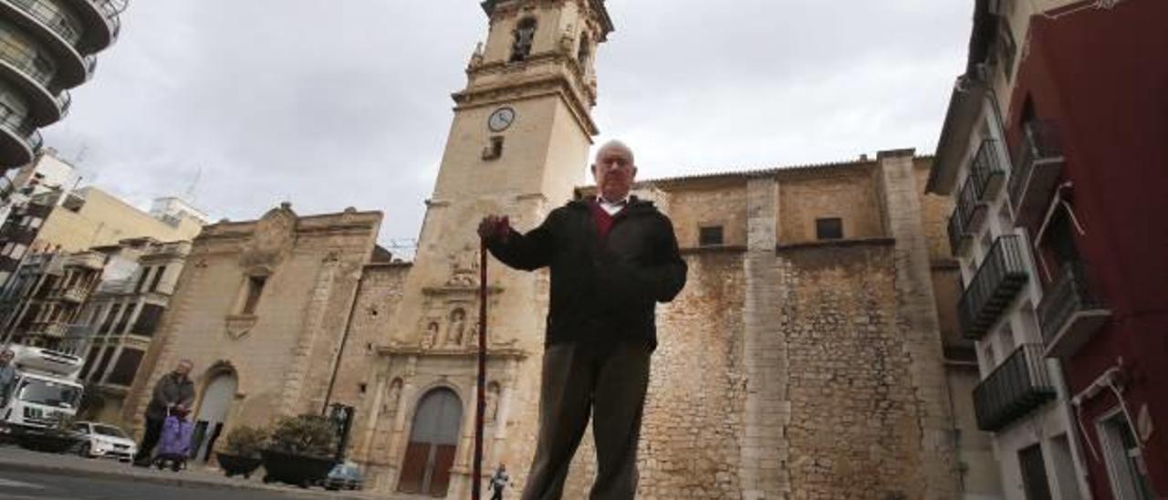 Tomás Pla, con su bastón de Mestre, relanzó la Muixeranga y la dirigió durante treinta años.