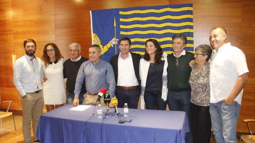 Representantes del gobierno local de Sanxenxo, con el alcalde Gonzalo Pita, en el centro, en la comparecencia de ayer. // Santos Álvarez