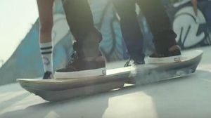 L’’aerotable’ Hoverboard de Lexus, en acció a Cubelles