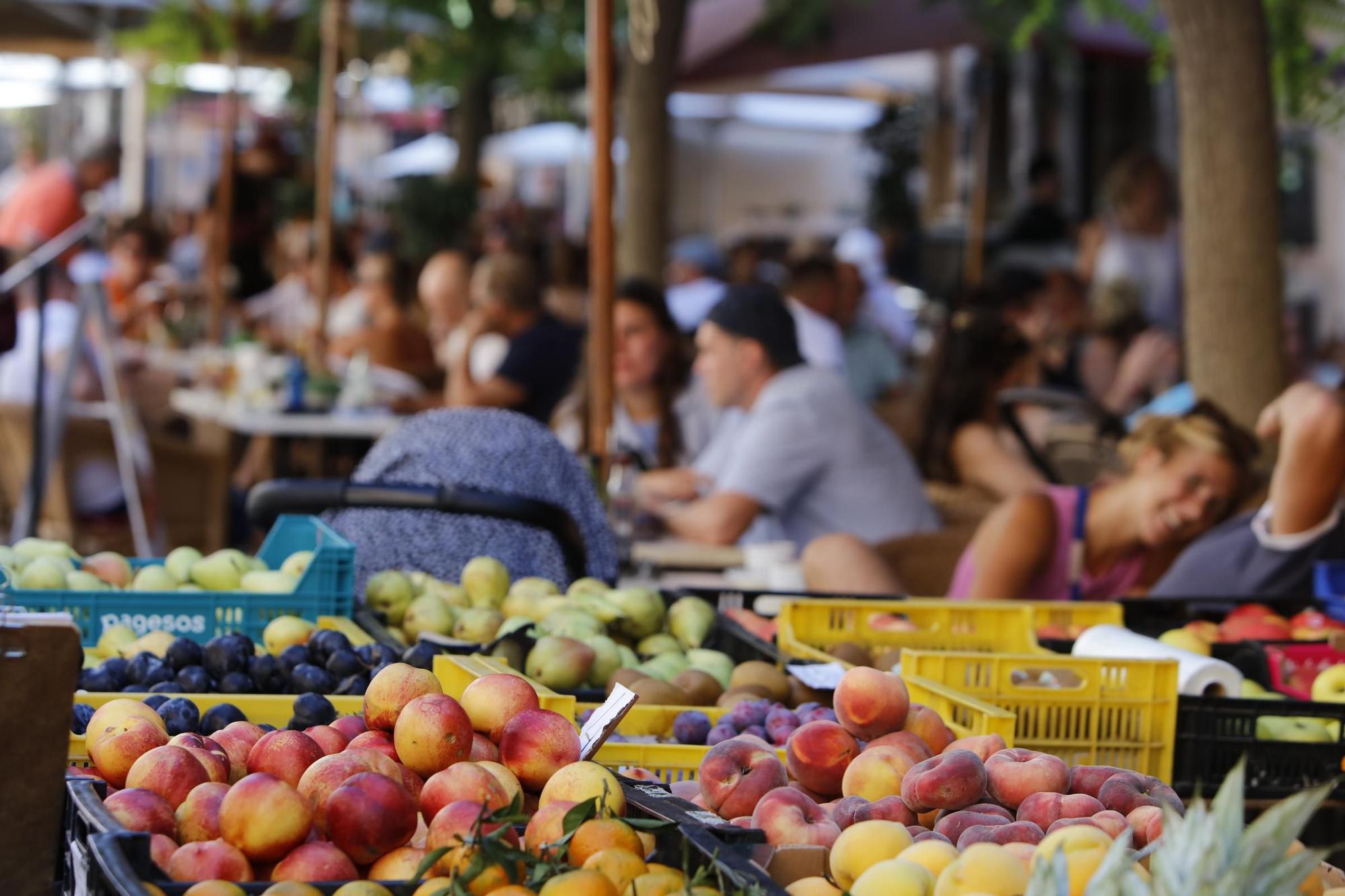 Immer mittwochs und samstags: Bilder vom bunten Treiben auf dem Wochenmarkt in Santanyí